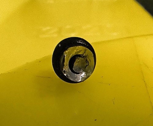 Herausgebohrte Niete