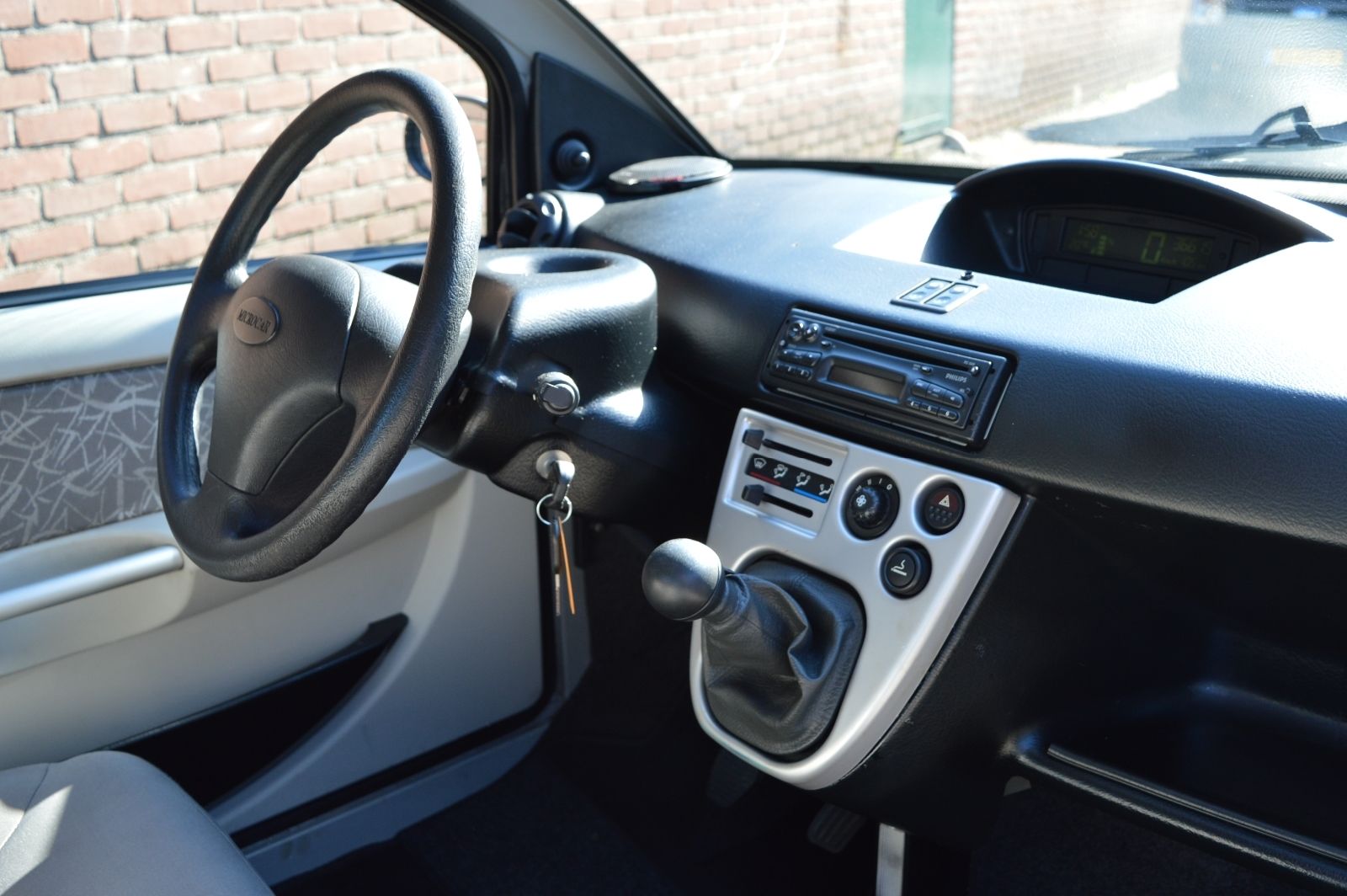 Auch das Cockpit sieht fast wie in jedem modernen "richtigen" Kleinwagen aus
