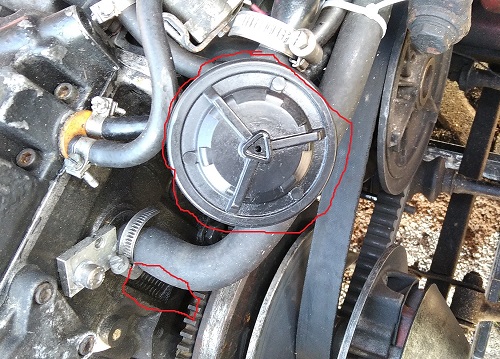 Da kommt das Öl raus gesprüht und unten beim Roten ist der Motor ölfeucht vom Simmering